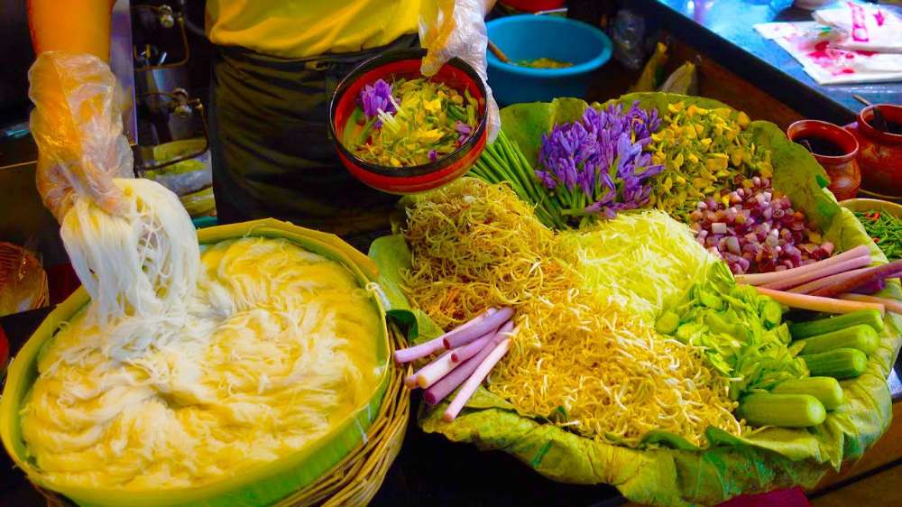 Le Nom Banh Chok est une soupe de nouilles de riz